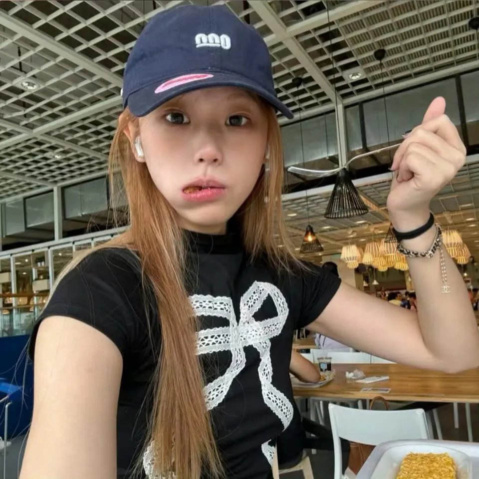 她的双眼背后